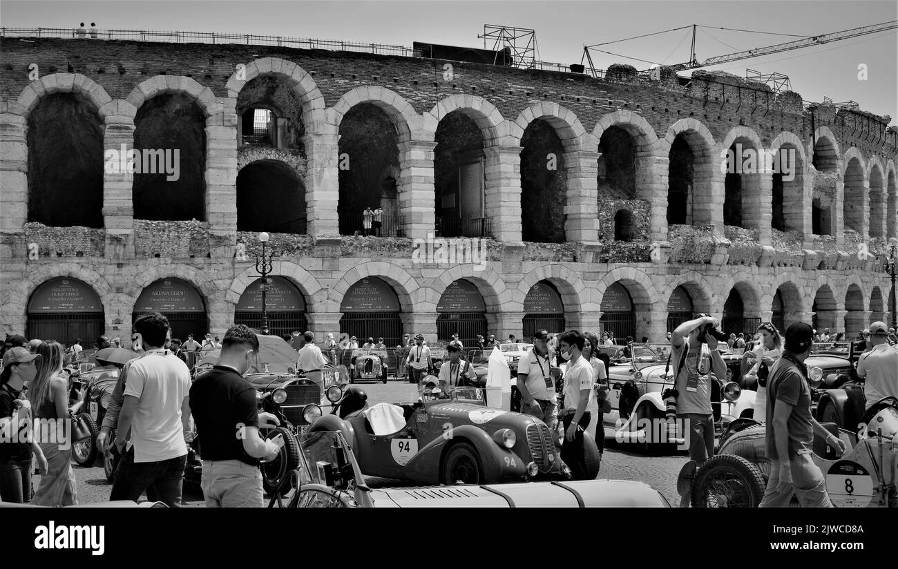 Arena mit 1000 km langen Autos Stockfoto