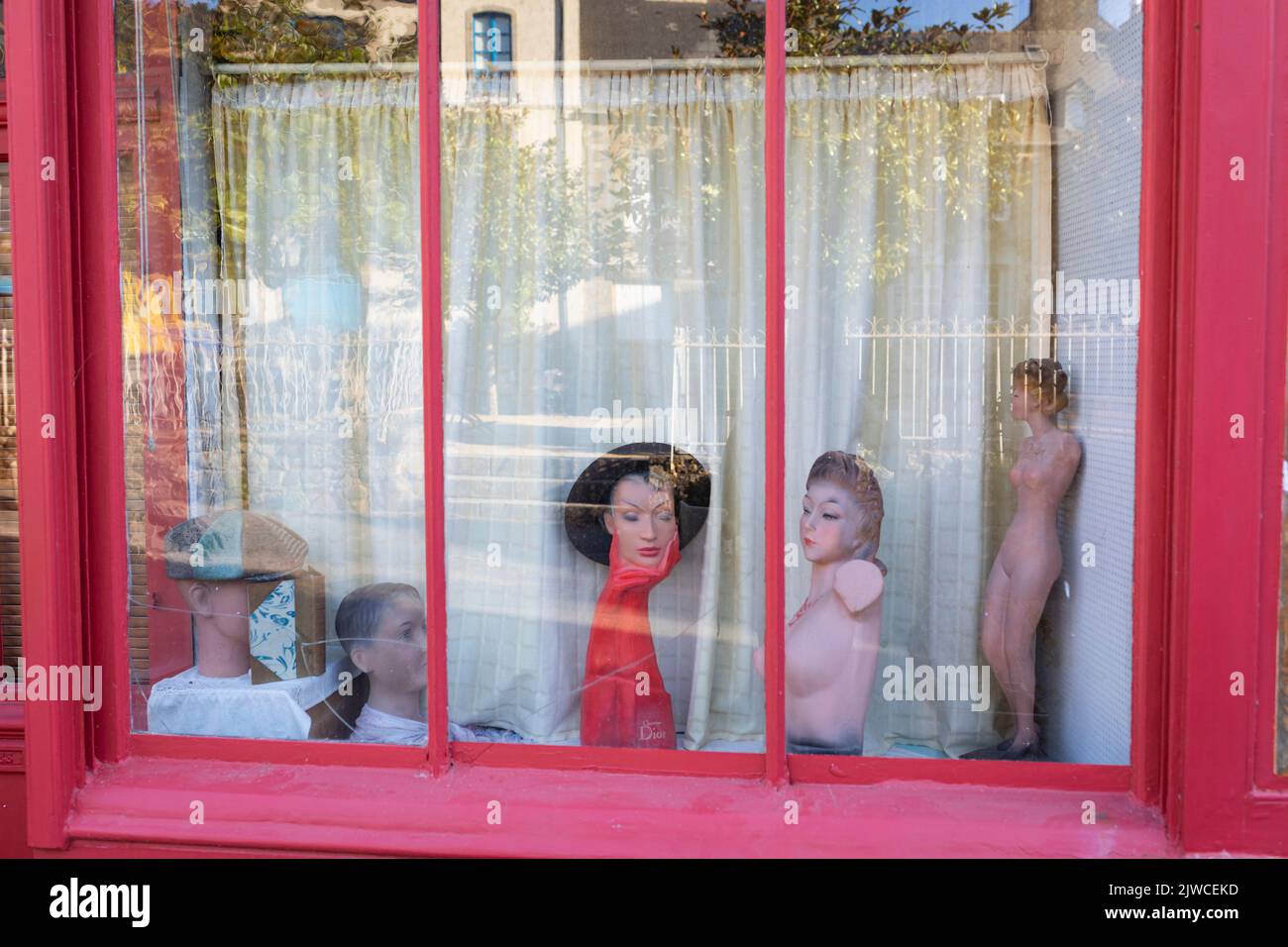 Mannequins, einige davon nackt, in einem Schaufenster in Bécherel, Frankreich Stockfoto