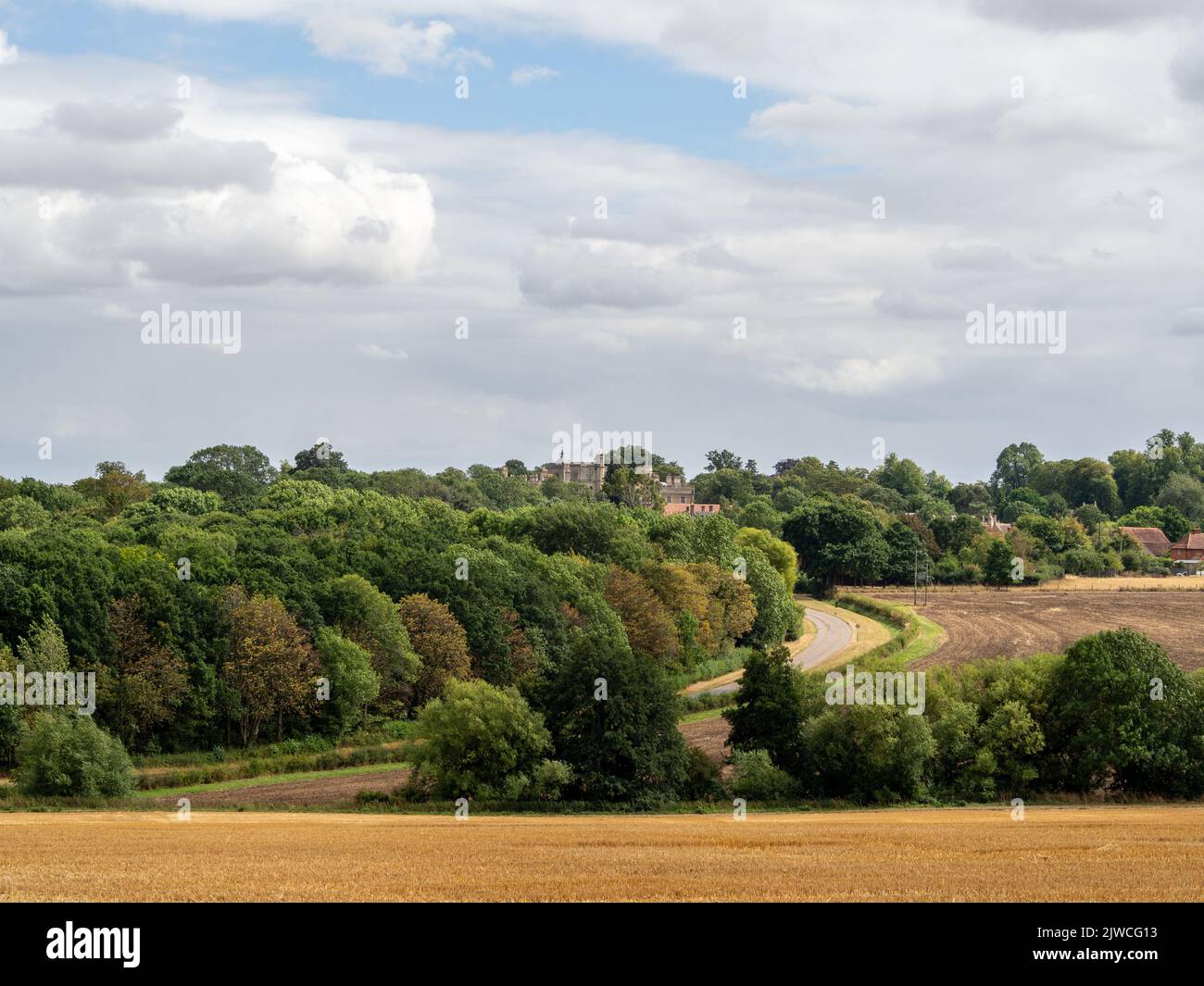 Sommerblick über die englische Landschaft mit dem Dorf Castle Ashby in der Ferne, Northamptonshire, Großbritannien Stockfoto