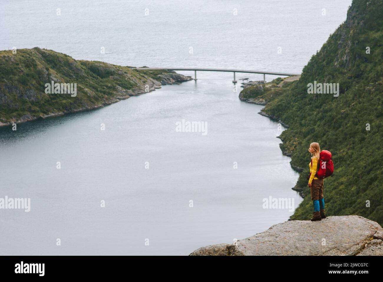 Reisende Frau Wandern im Freien in Norwegen Reisen allein auf Klippe Rucksacktour gesunden Lebensstil Abenteuer Sommerferien Stockfoto