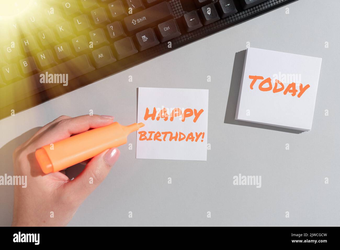 Handschriftenschild Happy BirthdayDer Geburtstag einer Person wird mit Geschenken gefeiert. Konzept, das den Geburtstag einer Person bedeutet Stockfoto