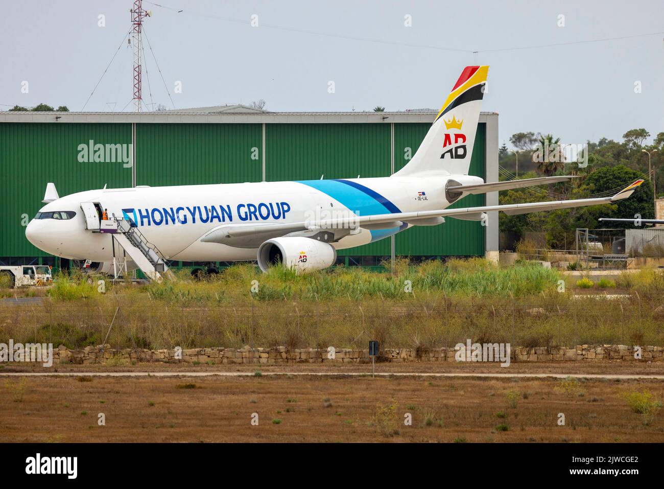 Hongyuan Group (Air Belgium) Airbus A330-243(P2F) (REG: OE-LAL) nach dem Lackieren in neuen Farben aus dem ACM-Hangar. Stockfoto