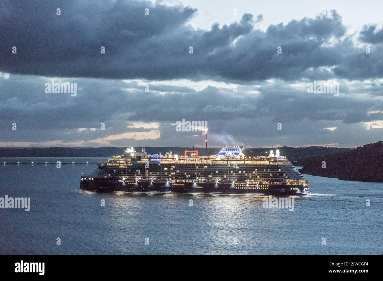 Cork Harbour, Cork, Irland. 05.. September 2022. Bei ihrem letzten Besuch der Saison dampft Celebrity Apex vor Sonnenaufgang den Hafen auf ihrem Weg nach Cobh, Co. Cork, Irland. - Credit; David Creedon / Alamy Live News Stockfoto