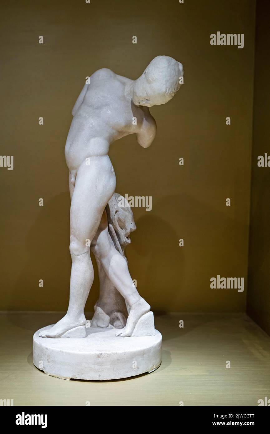 Rom, Italien - Kapitolinische Museen, kleine Statue von Satyr, der auf seinen eigenen Schwanz schaut Stockfoto