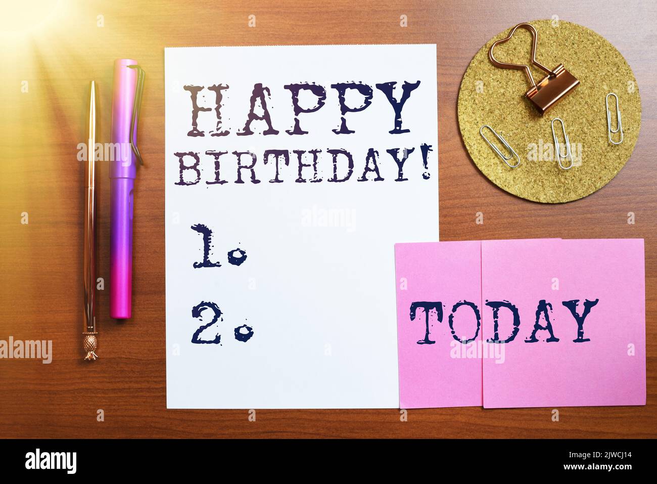 Inspiration Zeigeschild Happy BirthdayDer Geburtstag einer Person wird mit Geschenken gefeiert. Geschäftsansatz der Geburtstag eines Stockfoto