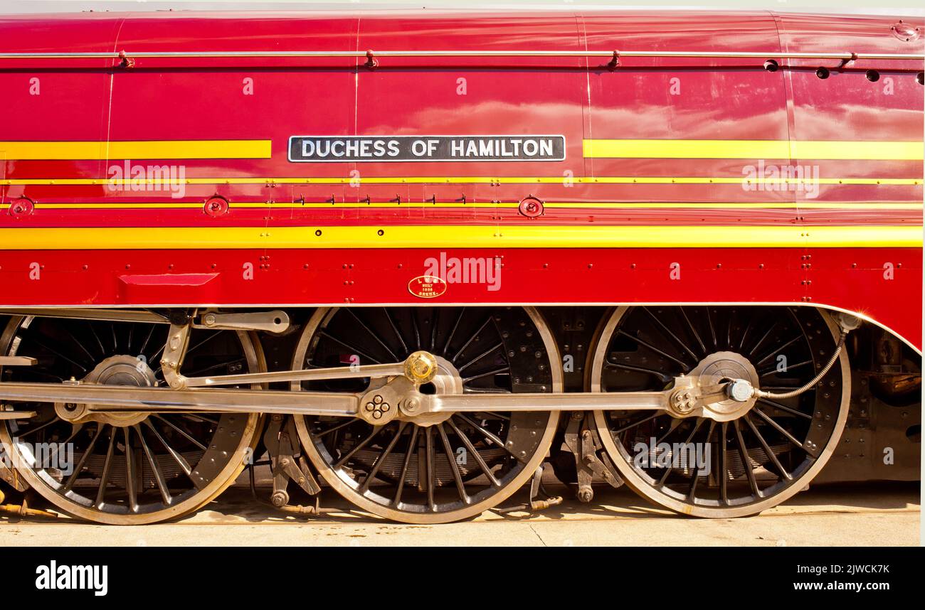 Coronation Class No 6229 Duchess of Hamilton, Namensschild und Raddetail im Locomotion Railway Museum, Shildon, County Durham, England Stockfoto