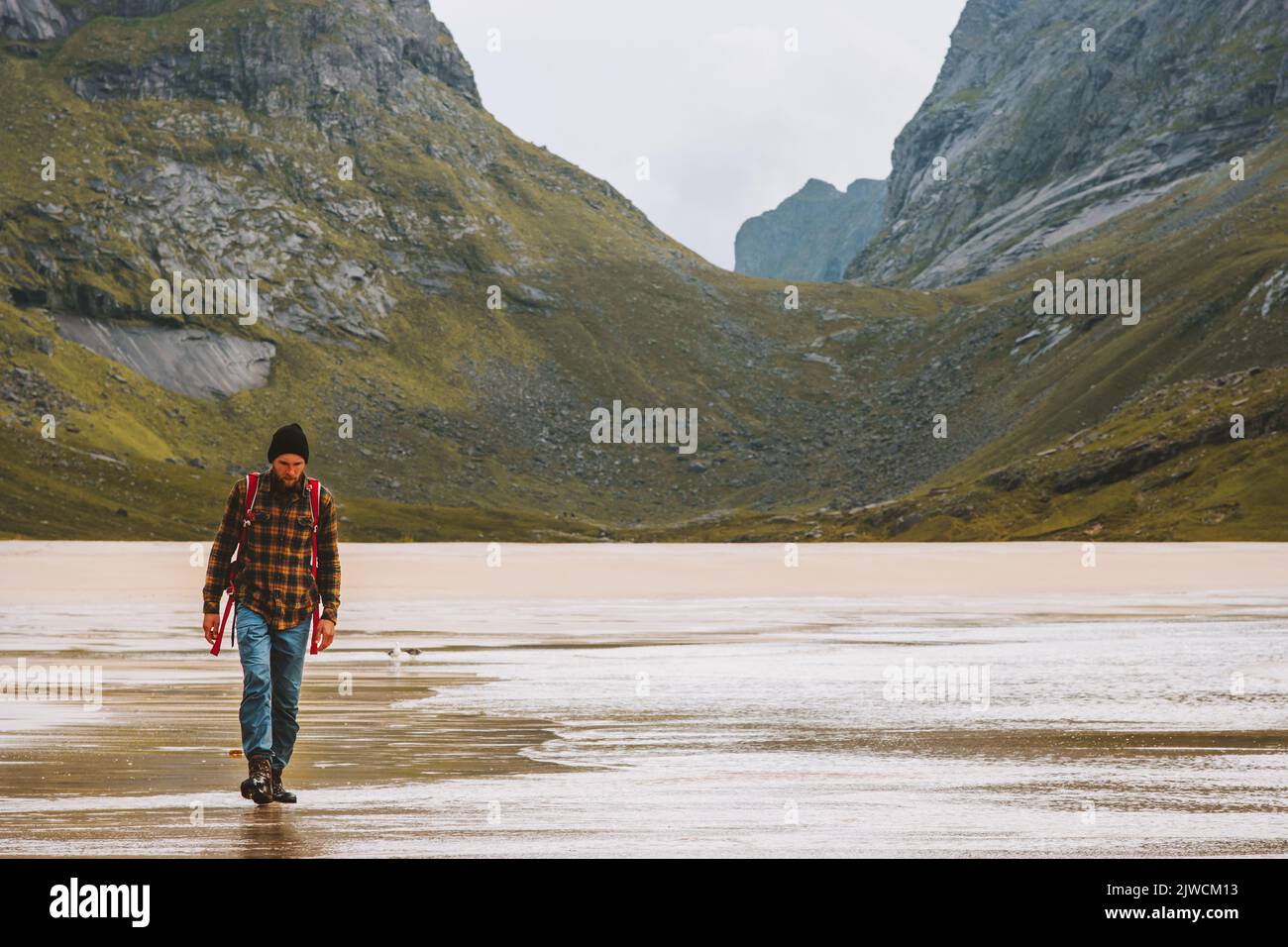 Mann reist in Norwegen Wandern Abenteuer Reise Outdoor aktiv gesund Lebensstil Öko-Tourismus Lofoten Inseln Sommerurlaub Stockfoto