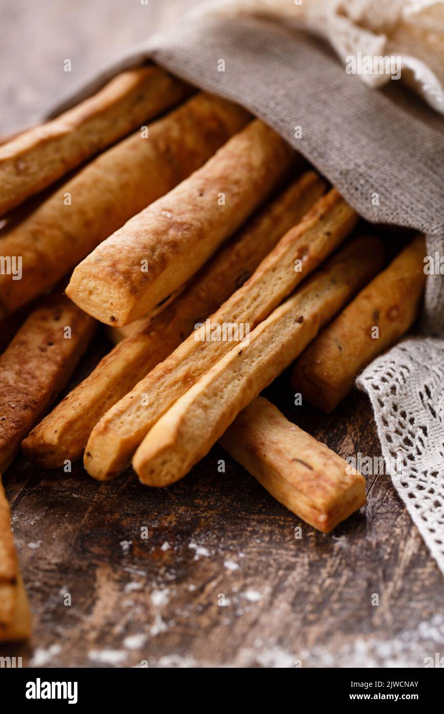 Traditioneller hausgemachter Snack in Form von langen Brotscheiben. Stockfoto