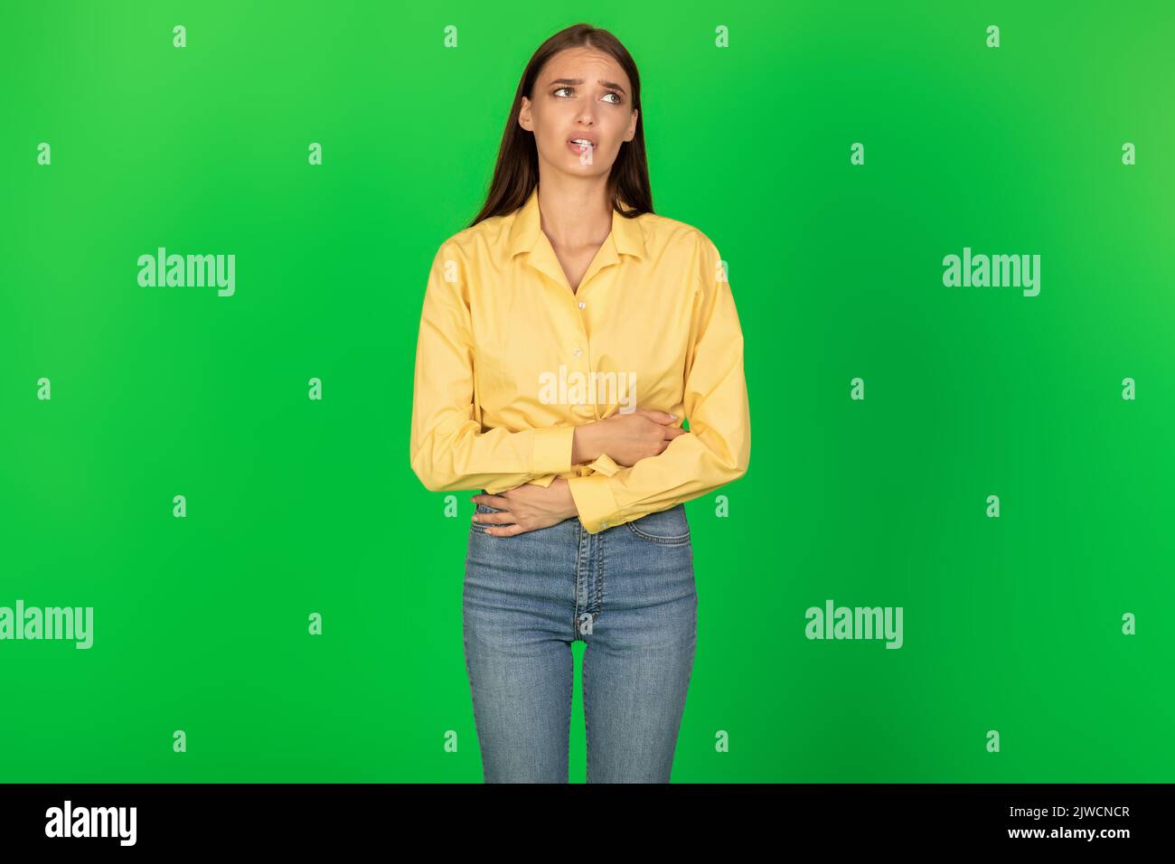 Frau Berührt Schmerzenden Bauch Leiden An Magenschmerzen Schmerzen, Grüner Hintergrund Stockfoto