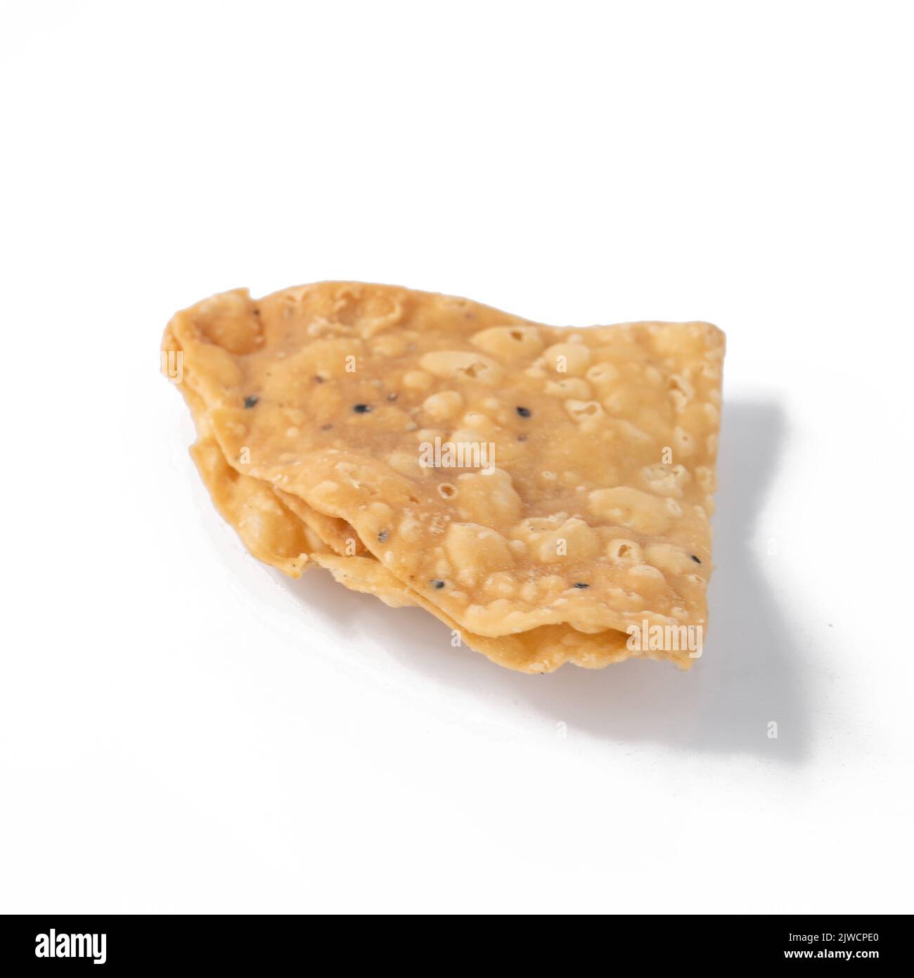 Namak para oder Nimki auf weißem Hintergrund. Ein traditionelles indisches Essen. Stockfoto