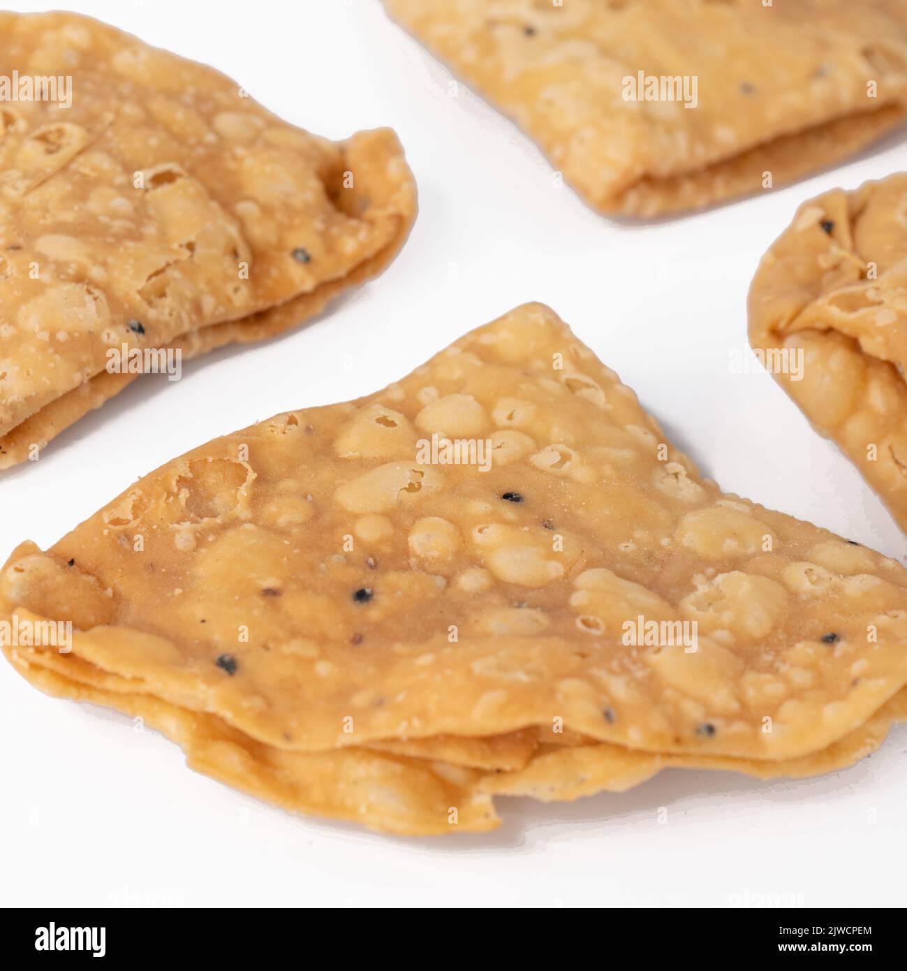 Namak para oder Nimki auf weißem Hintergrund. Ein traditionelles indisches Essen. Stockfoto