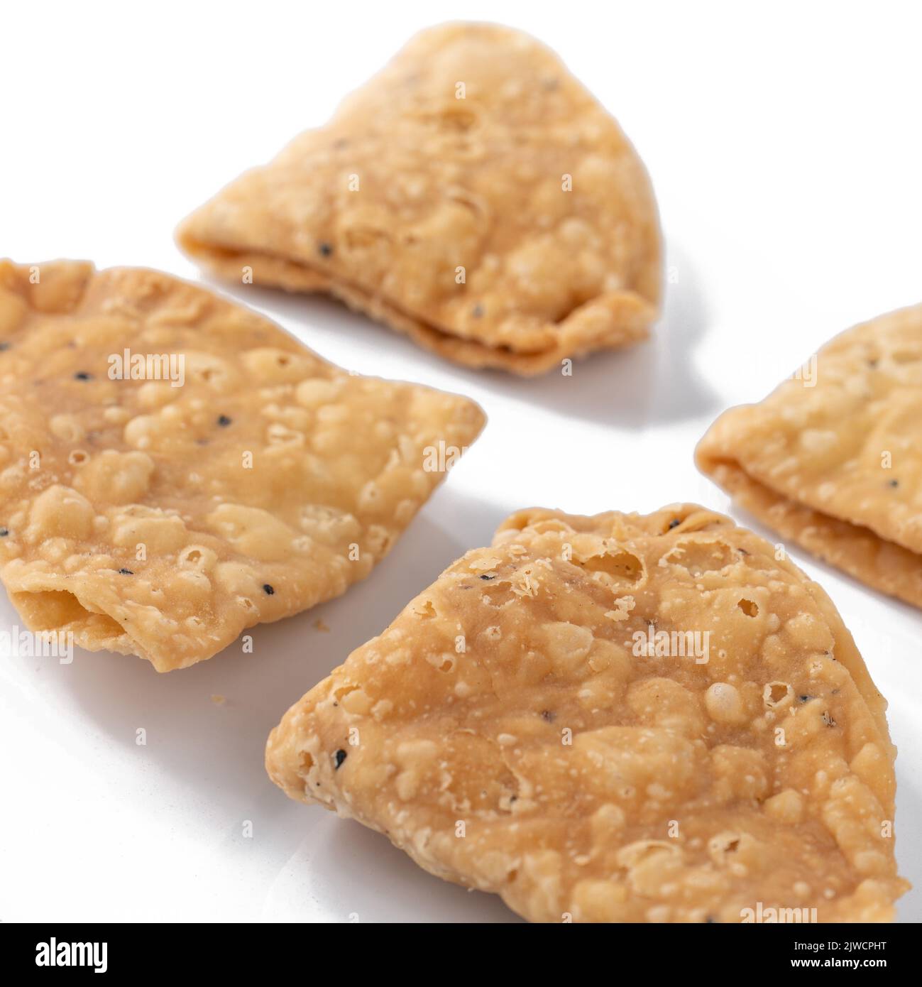 Namak para oder Nimki auf weißem Hintergrund. Ein traditionelles indisches Essen. Stockfoto