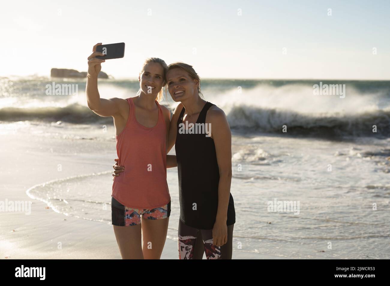 Frauen, die Selfie am Strand Stockfoto