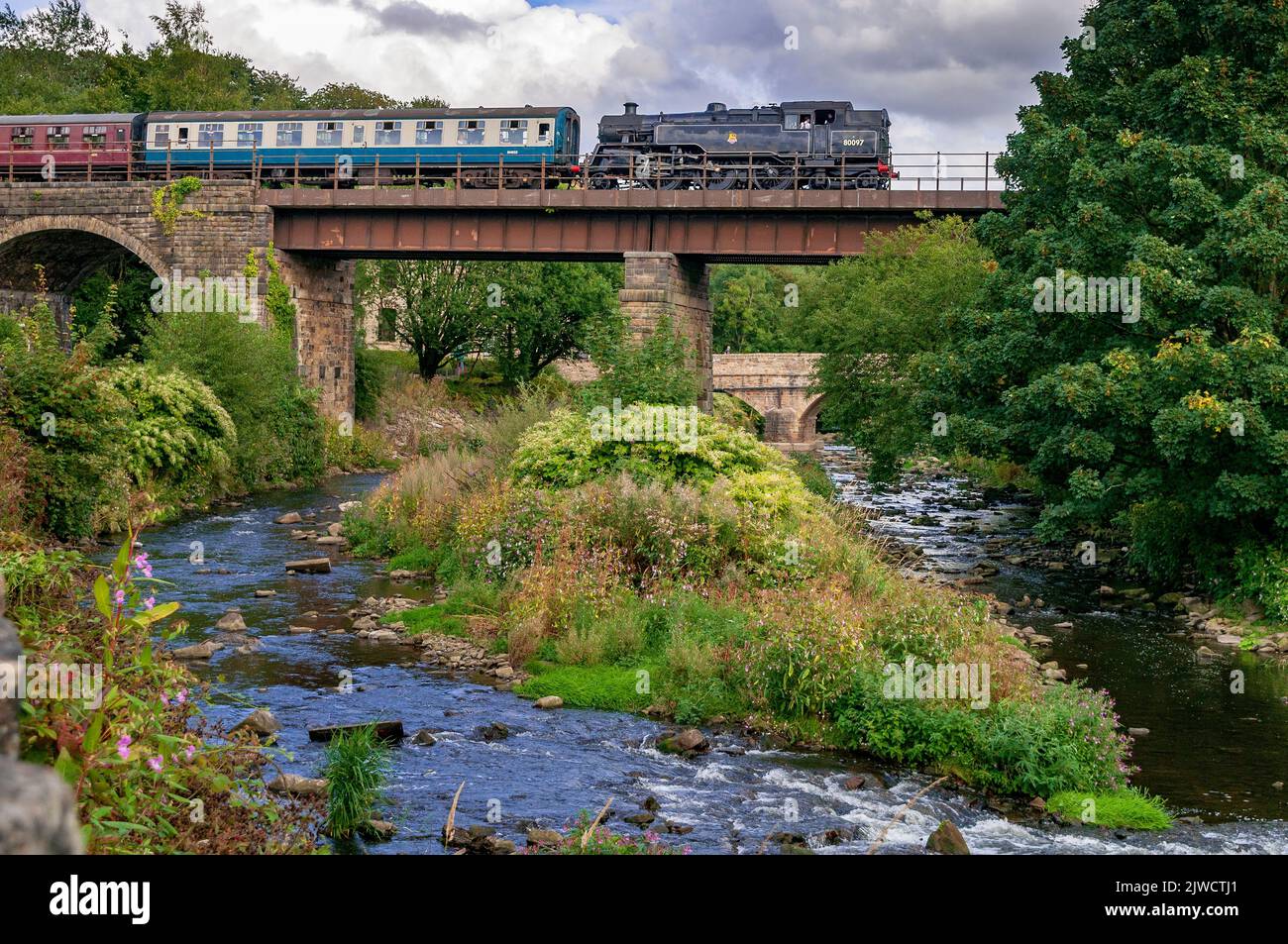 Ex British Railways Standard-Tankmotor der Klasse 2-6-4 4MT 80097 in Richtung Summerseat auf der East Lancashire Railway. Stockfoto