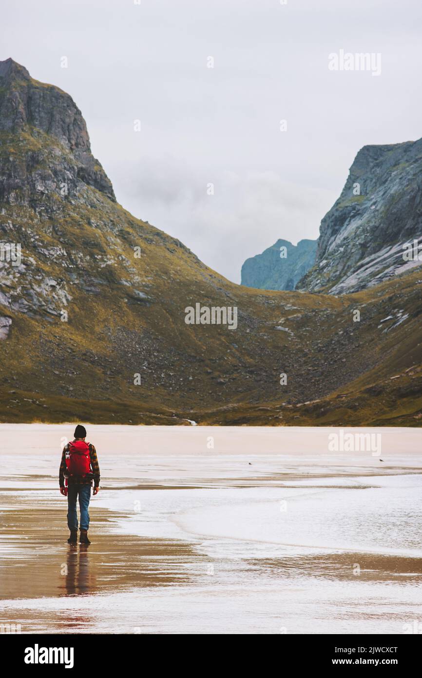 Mann wandern solo in Norwegen Reise Abenteuer Rucksackreisen Outdoor aktiv gesund Lebensstil sandig Horseid Strand Lofoten Inseln Sommerurlaub Stockfoto