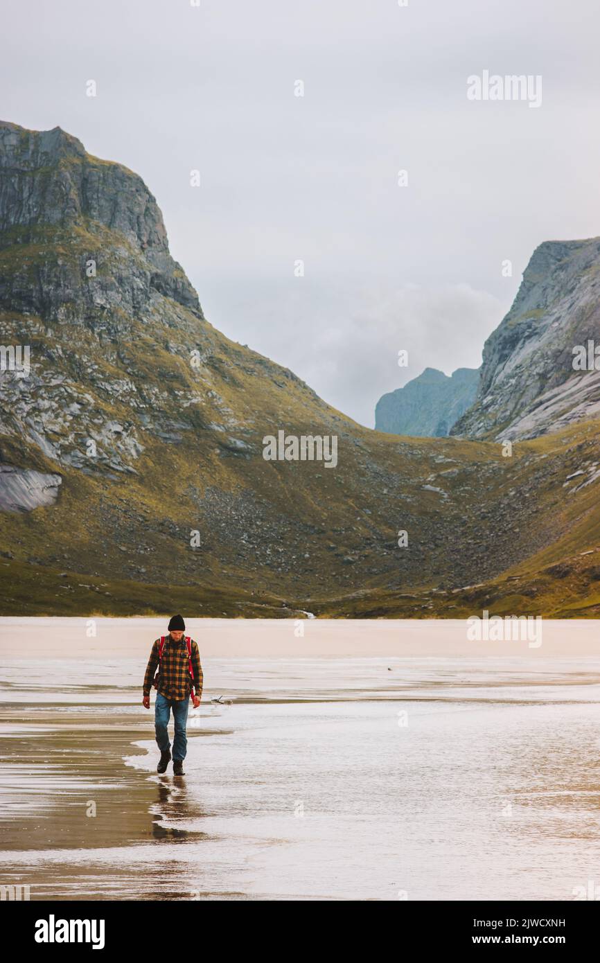 Mann, der in Norwegen unterwegs ist Wandern im Freien aktiv gesund leben Wandern am sandigen Strand von Horseid Lofoten-Inseln Sommerferien Stockfoto