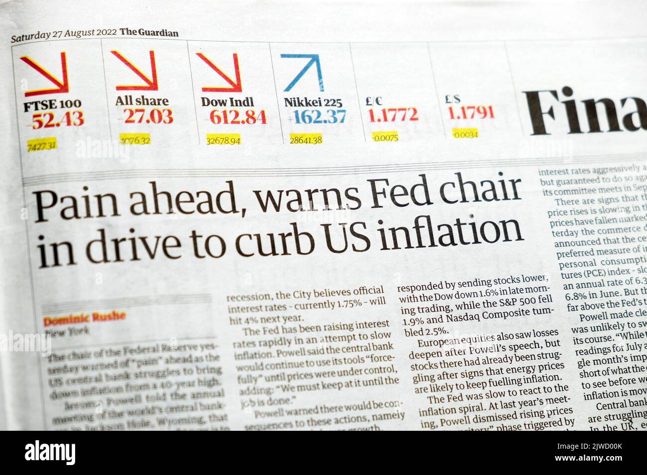„Schmerz vor uns, warnt den Vorsitzenden der US-Notenbank in der Fahrt, die US-Inflation einzudämmen“, titelt Financial Guardian mit der US-Börsenclipping 27.. August 2022 London Großbritannien Stockfoto