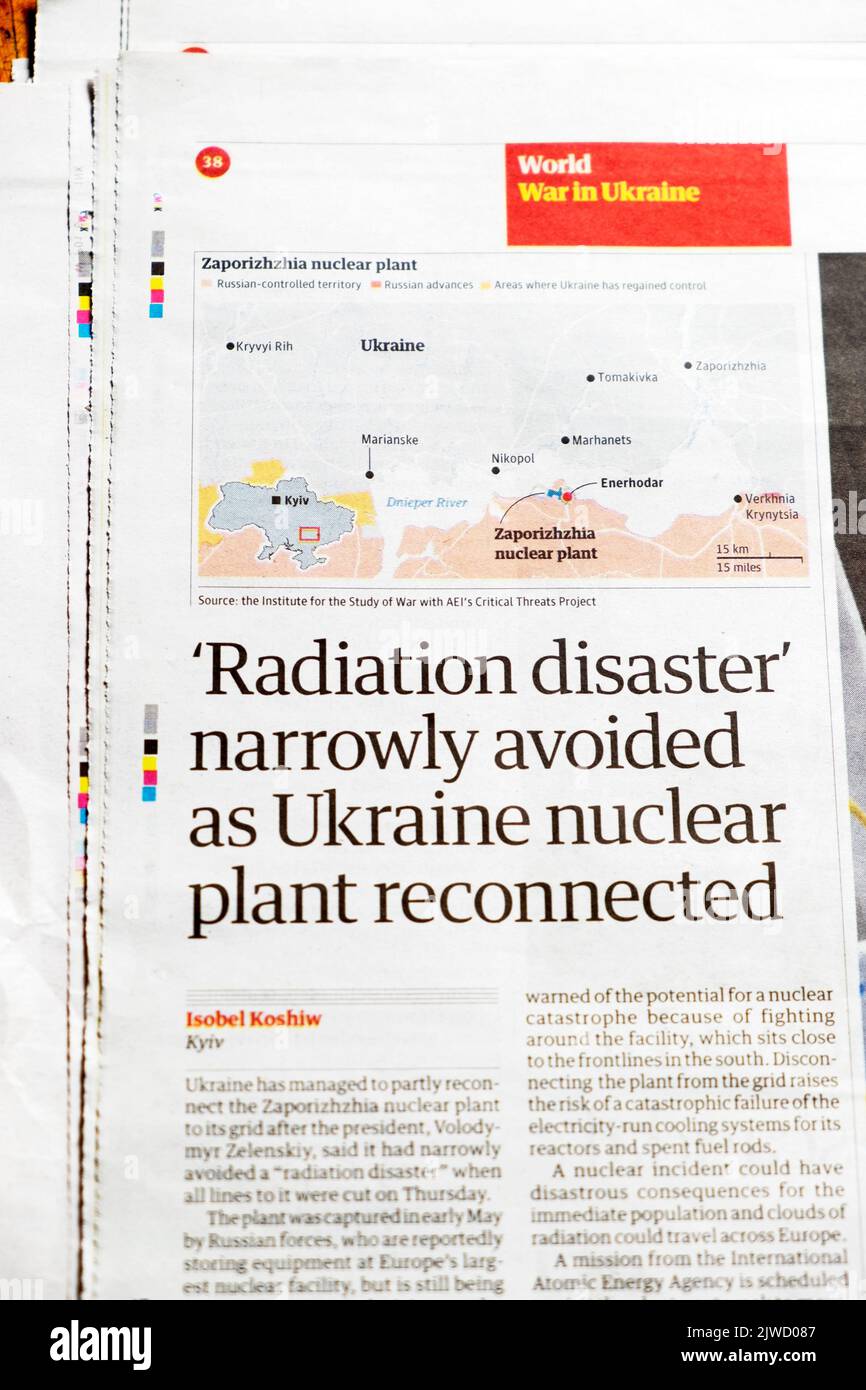 „Strahlungskatastrophe“ wurde knapp vermieden, da das Kernkraftwerk der Ukraine wieder angeschlossen wurde“ Headline-Artikel der Zeitung Guardian vom 27. August 2022 London Großbritannien Stockfoto