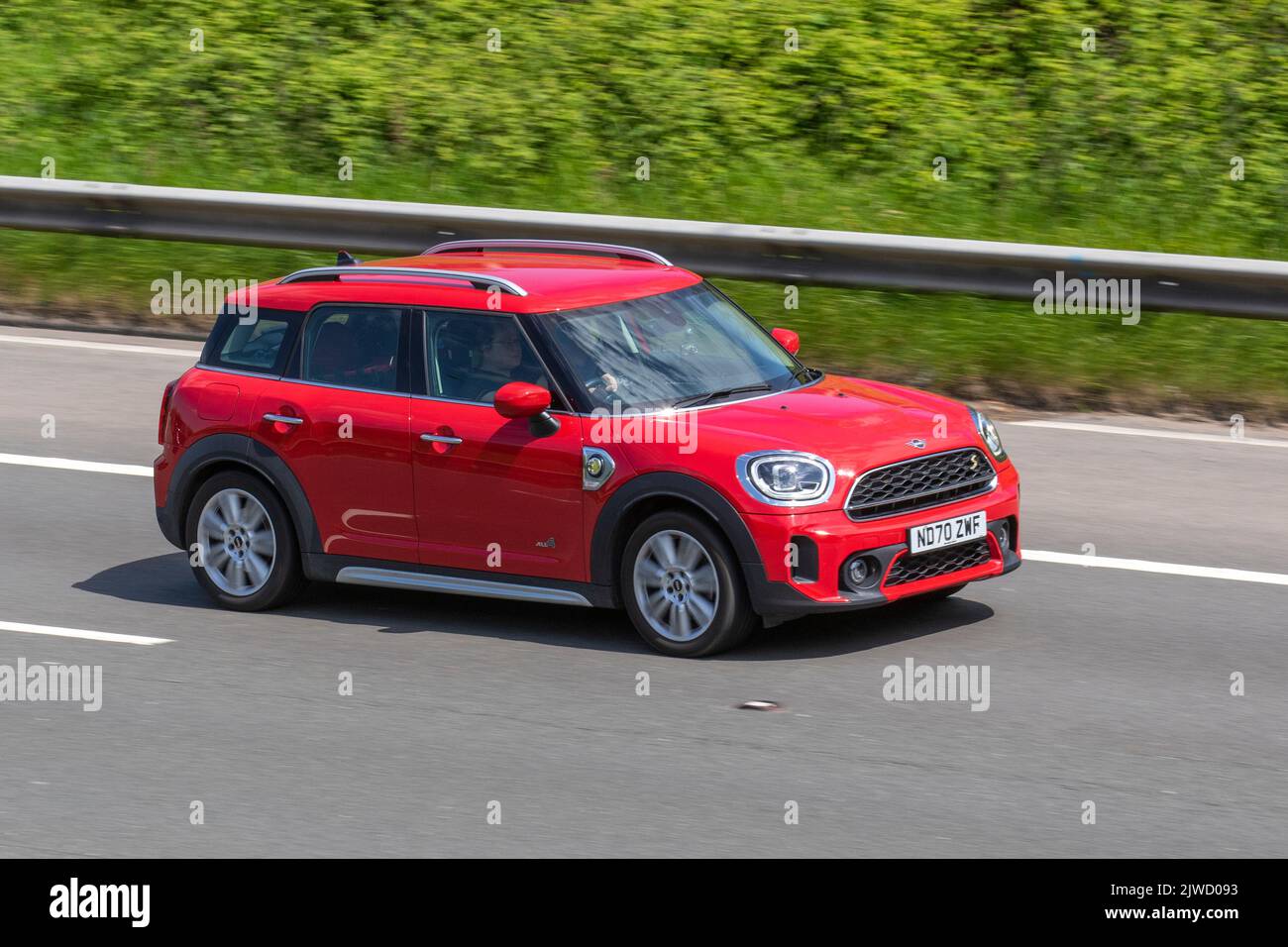 2021 Red MINI Cooper S E ALL4 Exclusive 6-Gang-Automatikwagen mit 1499 ccm Stockfoto