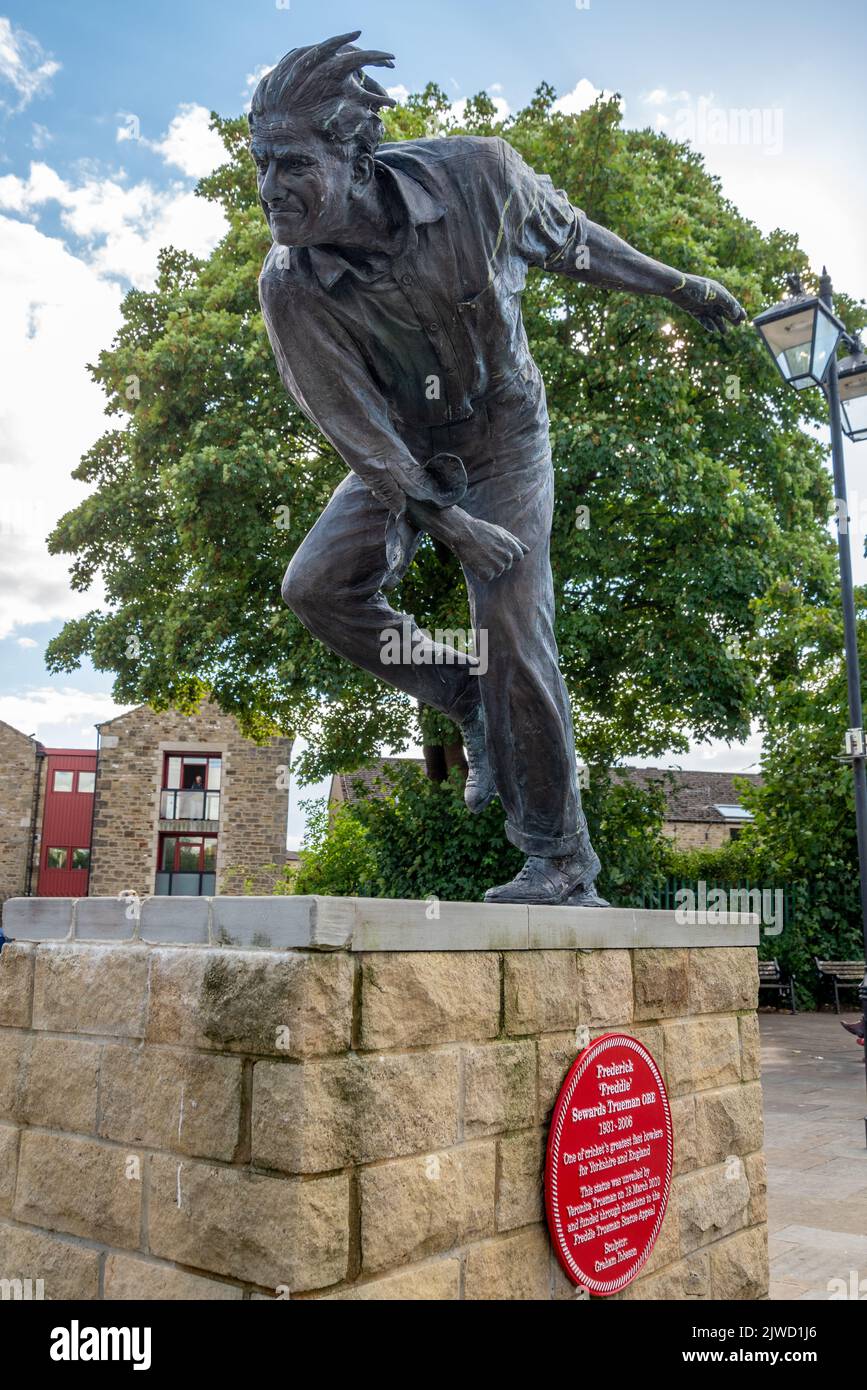 Statue von Frederick 'Freddie' Sewards Trueman OBE, Cricketer, Skipton, North Yorkshire, Großbritannien Stockfoto