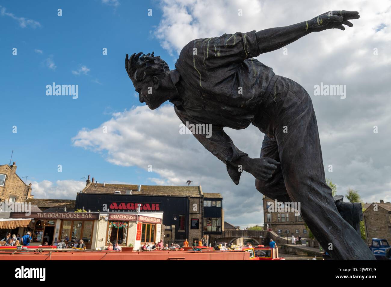 Statue von Frederick 'Freddie' Sewards Trueman OBE, Cricketer, Skipton, North Yorkshire, Großbritannien Stockfoto