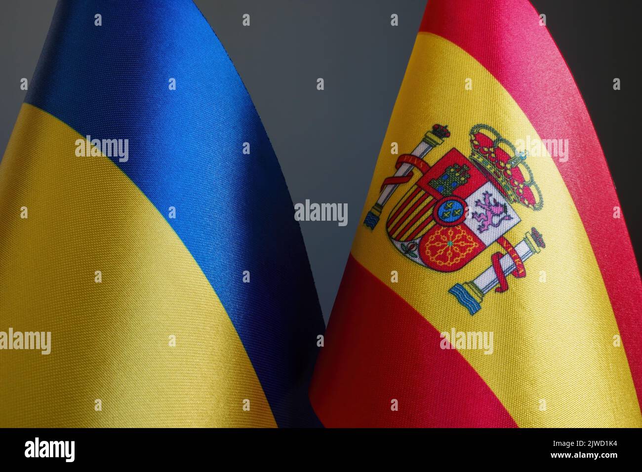 Flaggen der Ukraine und Spaniens als Konzept der Diplomatie. Stockfoto