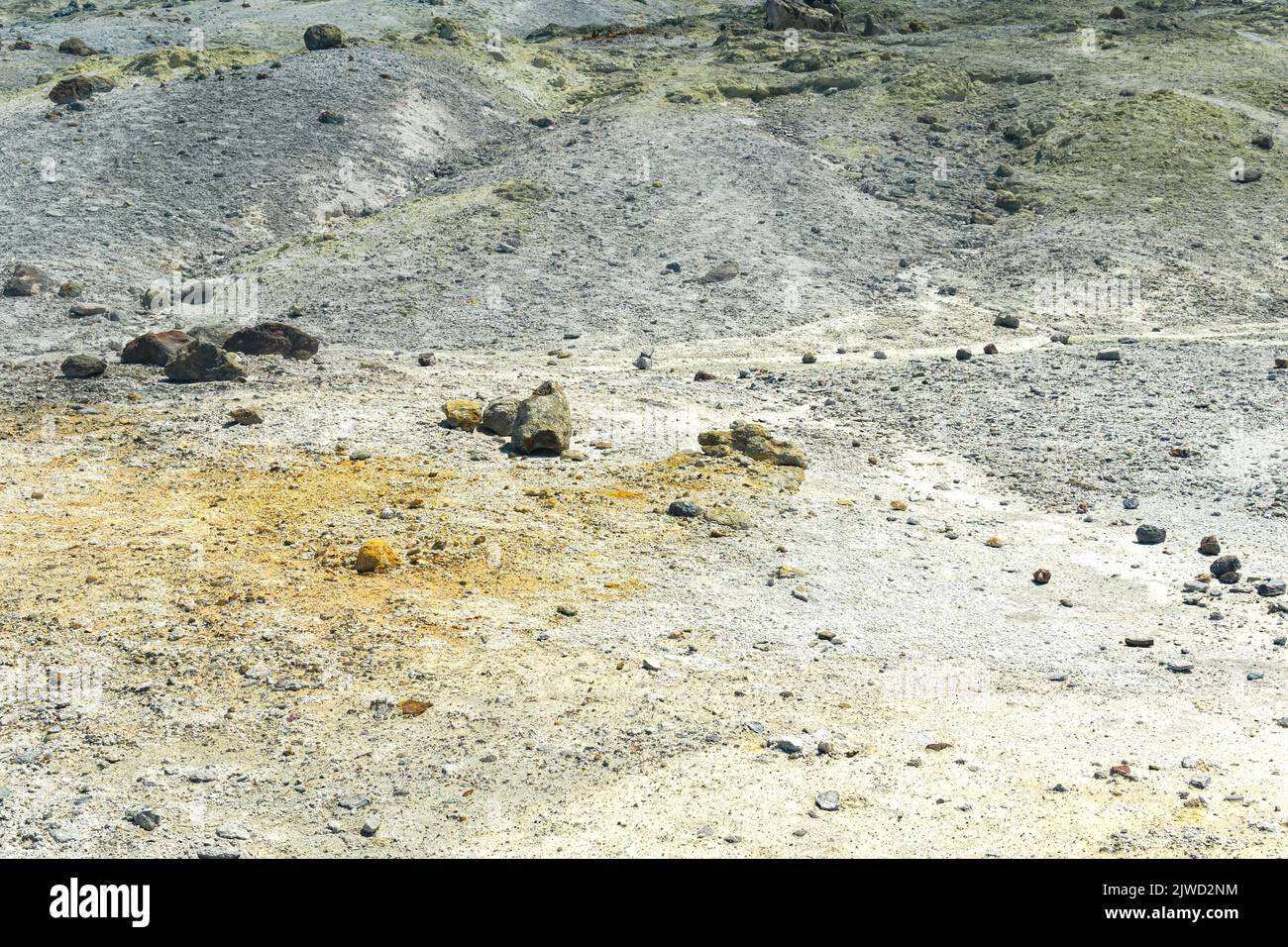 Wüstenboden mit mehrfarbigen Mineralablagerungen im Bereich vulkanischer Gase im solfatarischen Feld Stockfoto