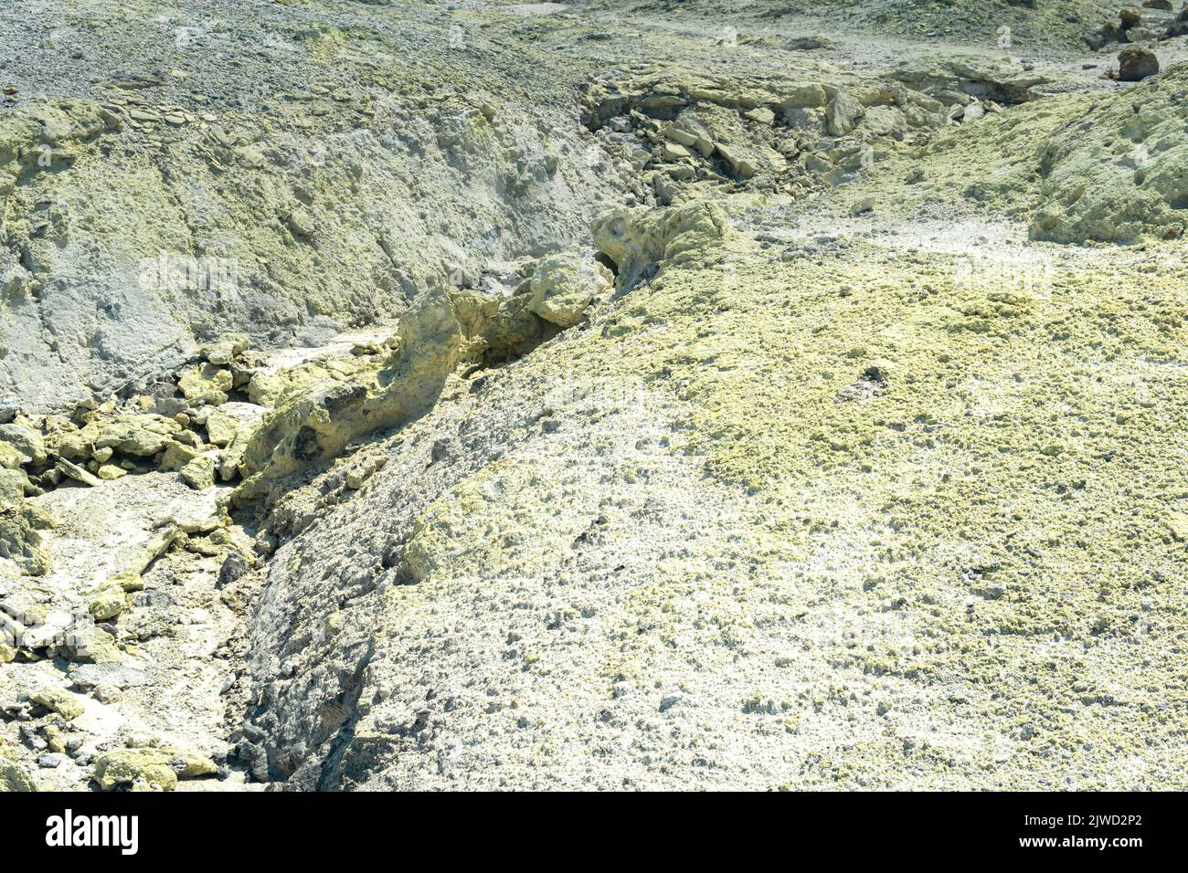 Tephra-Boden mit gelben Ablagerungen von Schwefelmineralien im Bereich vulkanischer Gase im solfatarischen Feld Stockfoto
