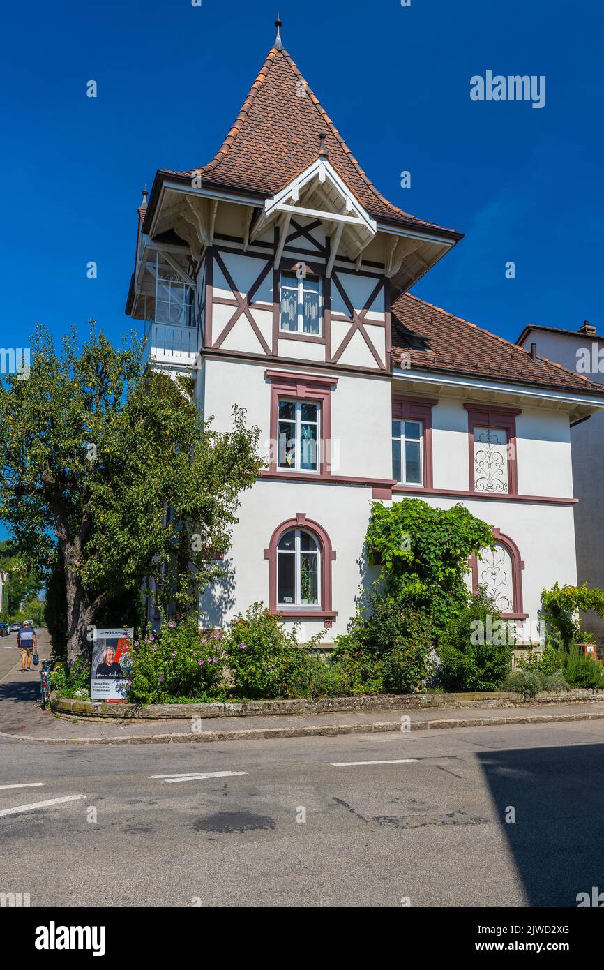 Traditionelles Haus in der Altstadt von Birsfelden. Birsfelden ist eine Gemeinde im Bezirk Arlesheim des Kantons Basel-Land in der Schweiz. Stockfoto Traditionelles Haus in der Altstadt von Birsfelden. Birsfelden ist eine Gemeinde im Bezirk Arlesheim des Kantons Basel-Land in der Schweiz. Stockfoto