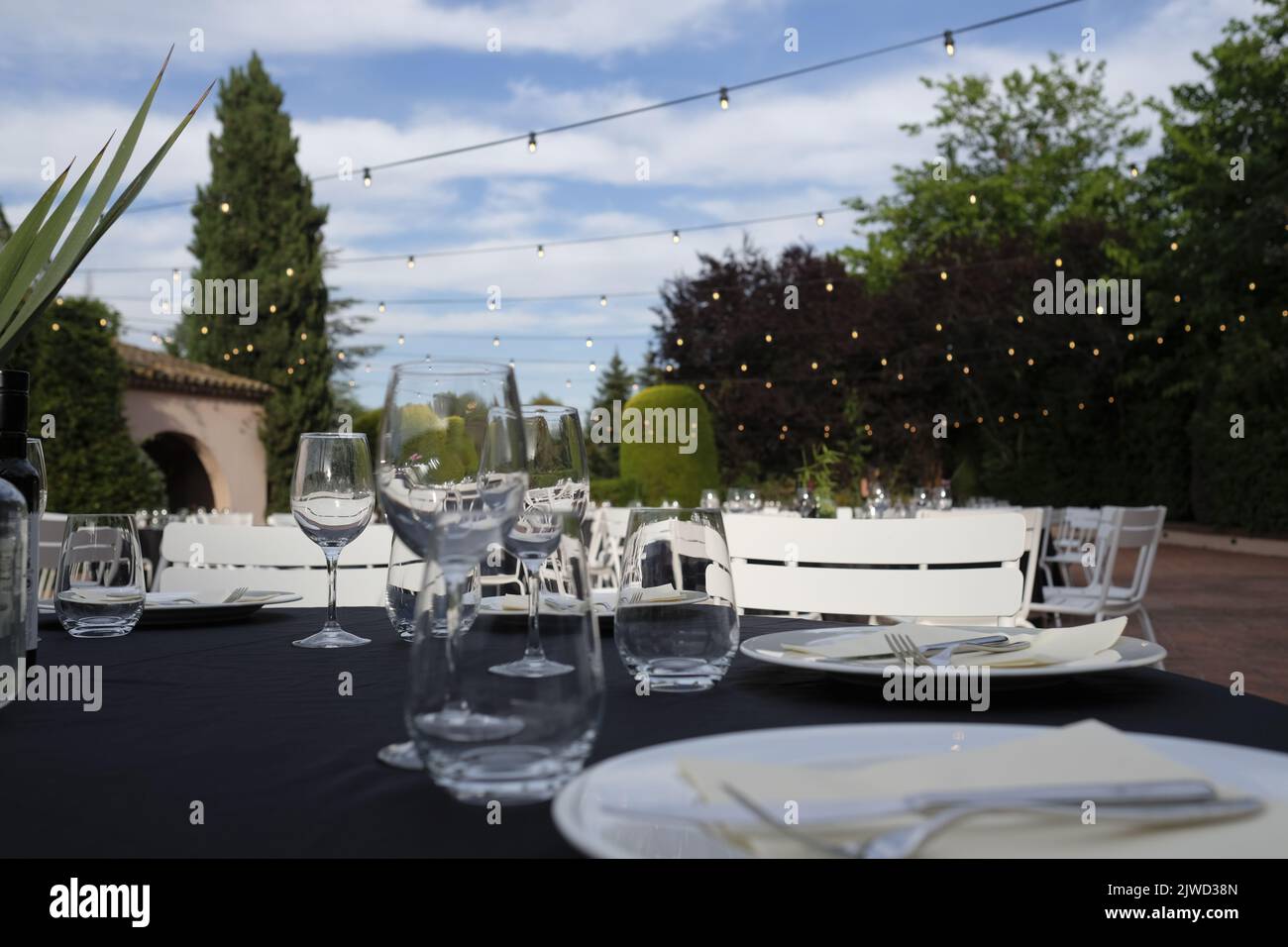 Veranstaltungsort im Freien mit Tischen zum Abendessen vor der Veranstaltung Stockfoto