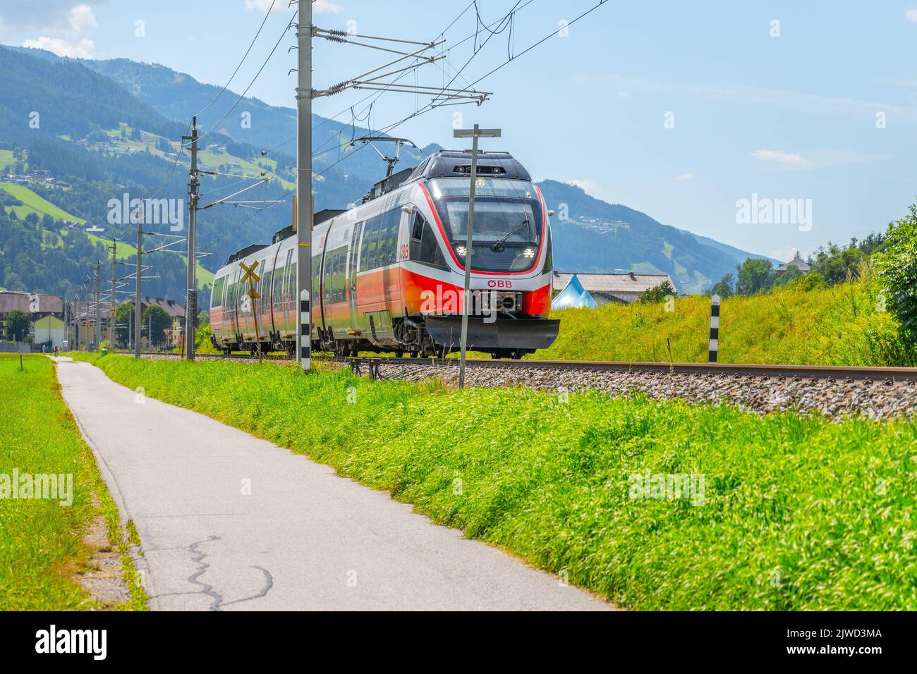 Moderner elektrifizierter Zug bei Schladming Stockfoto