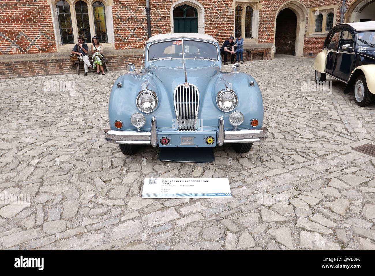 Das weltweit führende Auktionshaus Gooding & Company führte einen Verkauf im Hampton Court Palace zur 10. Jubiläumsschau des Concours of Elegance 2022 durch. Das Unternehmen kehrte in die schönen Fonds des Hampton Court Palace zurück, um am Samstag, dem 3. September 2022, eine Live-Auktion zu präsentieren ... Stockfoto