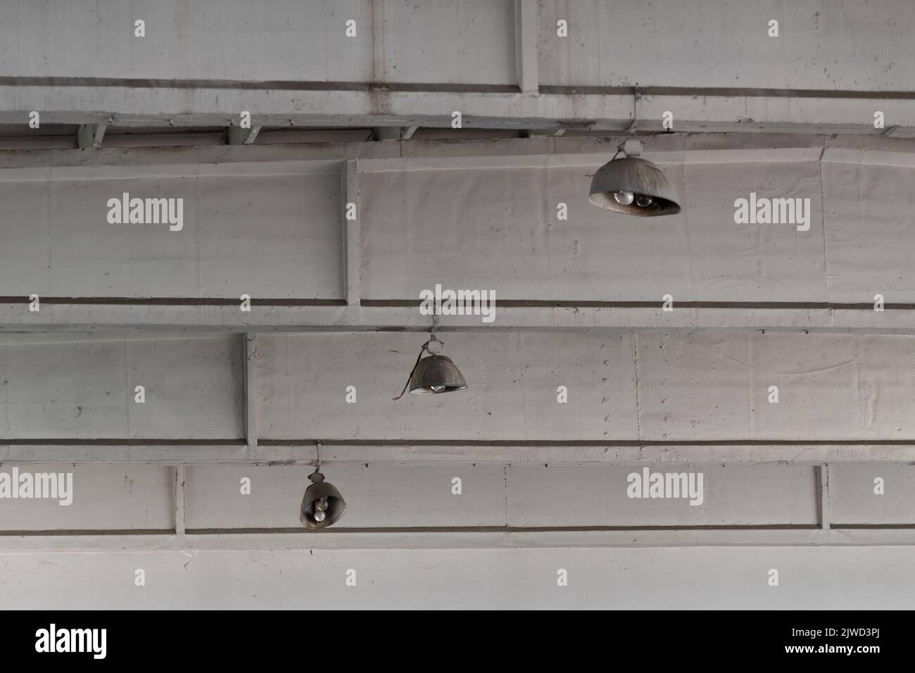 Deckenleuchten in verlassenen Industriebauten aus nächster Nähe, Stadterkundung Stockfoto