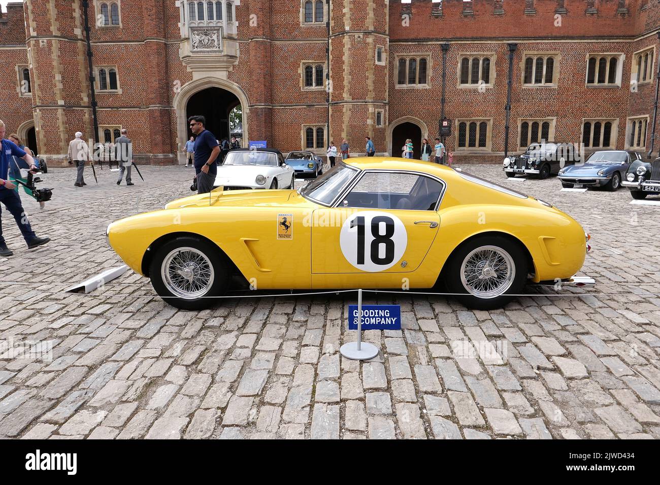 Das weltweit führende Auktionshaus Gooding & Company führte einen Verkauf im Hampton Court Palace zur 10. Jubiläumsschau des Concours of Elegance 2022 durch. Das Unternehmen kehrte in die schönen Fonds des Hampton Court Palace zurück, um am Samstag, dem 3. September 2022, eine Live-Auktion zu präsentieren ... Stockfoto