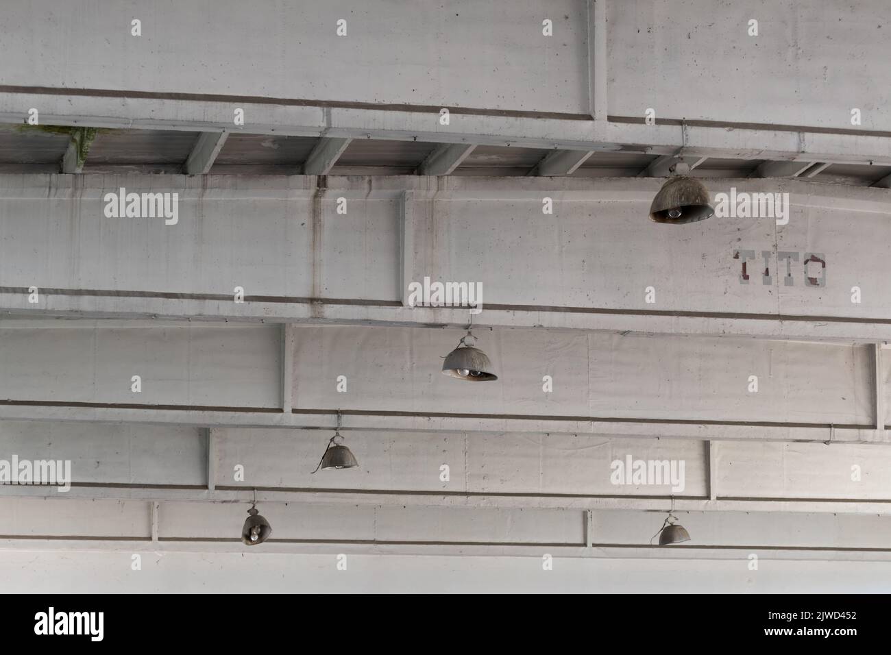 Deckenleuchten in verlassenen Industriebauten aus nächster Nähe, Stadterkundung Stockfoto