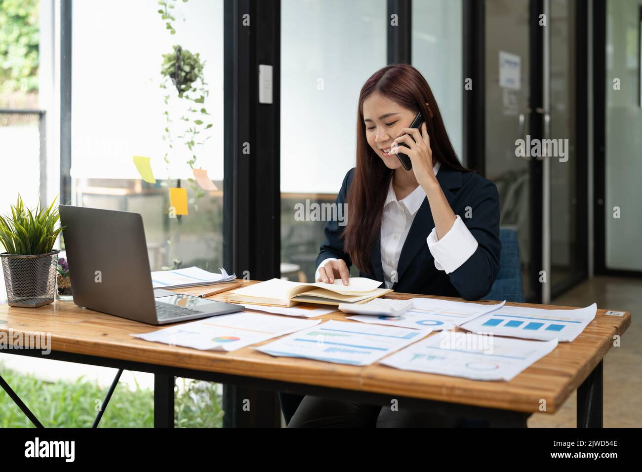 Marketing Sales Manager Beratung Kunde machen Angebot verkaufen Telefonieren in der Nähe von Laptop im Büro, seriöse Geschäftsleute machen Anruf verhandeln Stockfoto