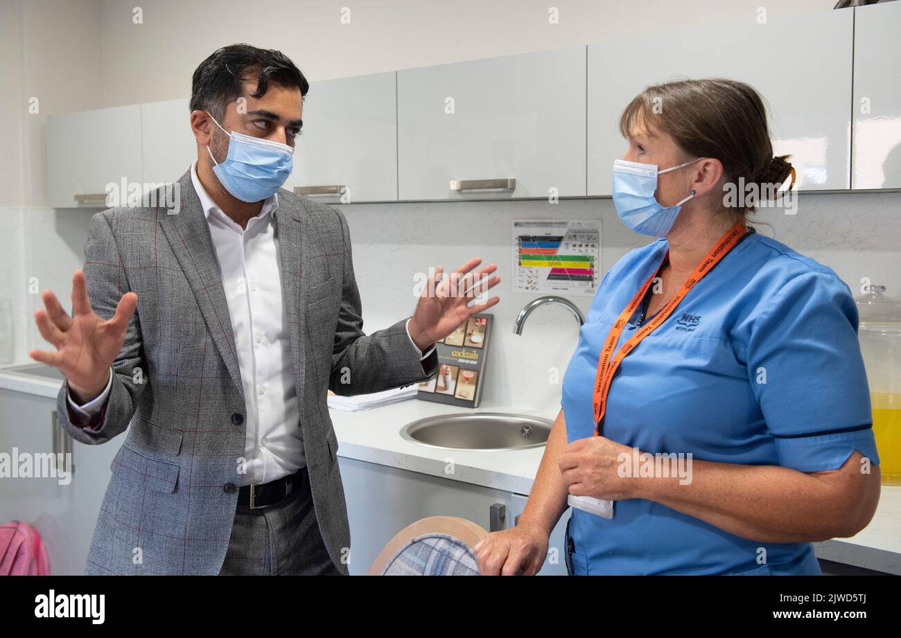 humza-usaf-spricht-mit-der-registrierten-krankenschwester-laura