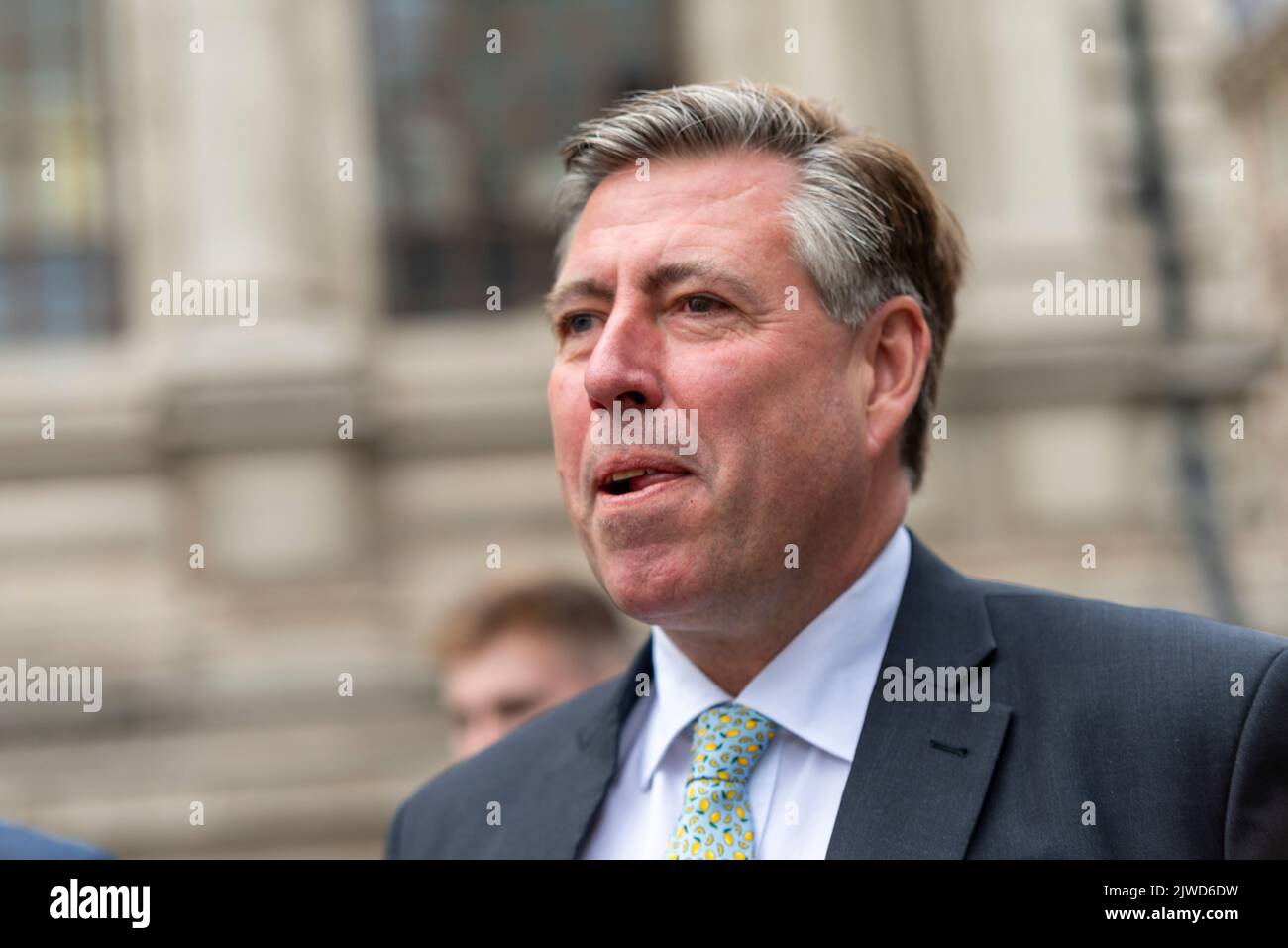 Queen Elizabeth II Centre, Westminster, London, Großbritannien. 5. September 2022. Konservative Parteimitglieder und Beamte kommen im Zentrum an, um sich auf die Ankündigung des neuen Parteiführers und damit des neuen Premierministers des Vereinigten Königreichs vorzubereiten. Der Gewinner ist entweder Liz Truss oder Rishi Sunak. Ankunft von Graham Brady, MP Stockfoto