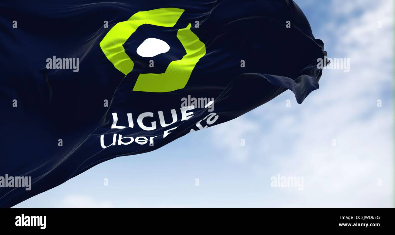Paris, FRA, Juli 2022: Nahaufnahme der Flagge der Ligue 1, die im Wind winkt. Die Ligue 1 ist eine französische Profi-Liga für Fußballvereine von Männern. Il Stockfoto