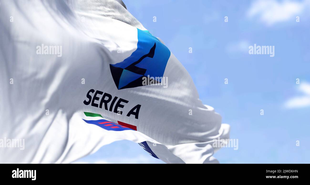 Rom, ITA, Juli 2022: Nahaufnahme der Tim-Flagge der Serie A, die im Wind schwenkt. Serie A die Serie A ist die Top-Division der italienischen Fußball-Liga der Männer. Fabelhaft Stockfoto