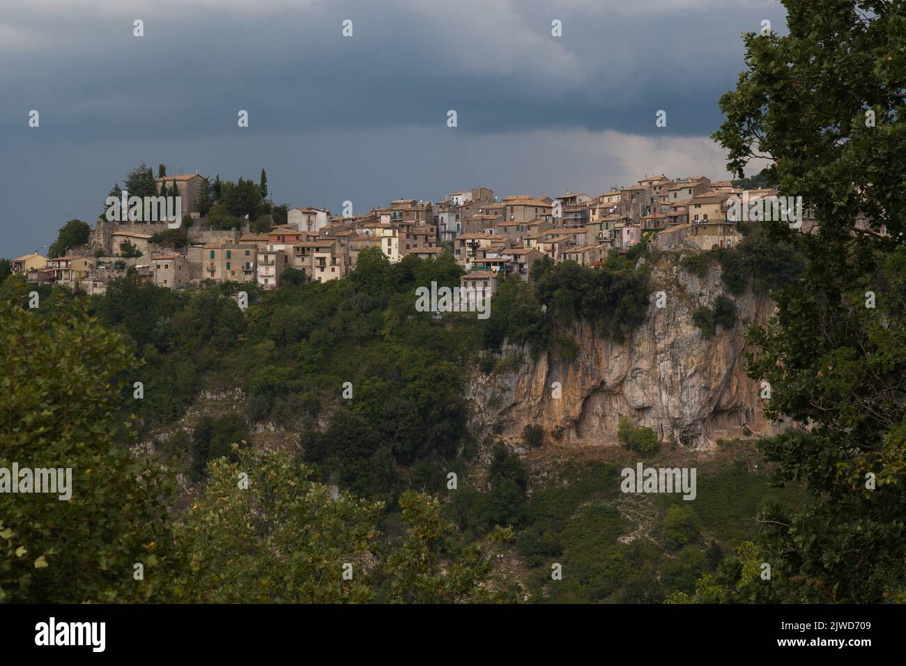 Panoramablick auf Jenne, ein kleines mittelalterliches Dorf in der region latium Italien Stockfoto