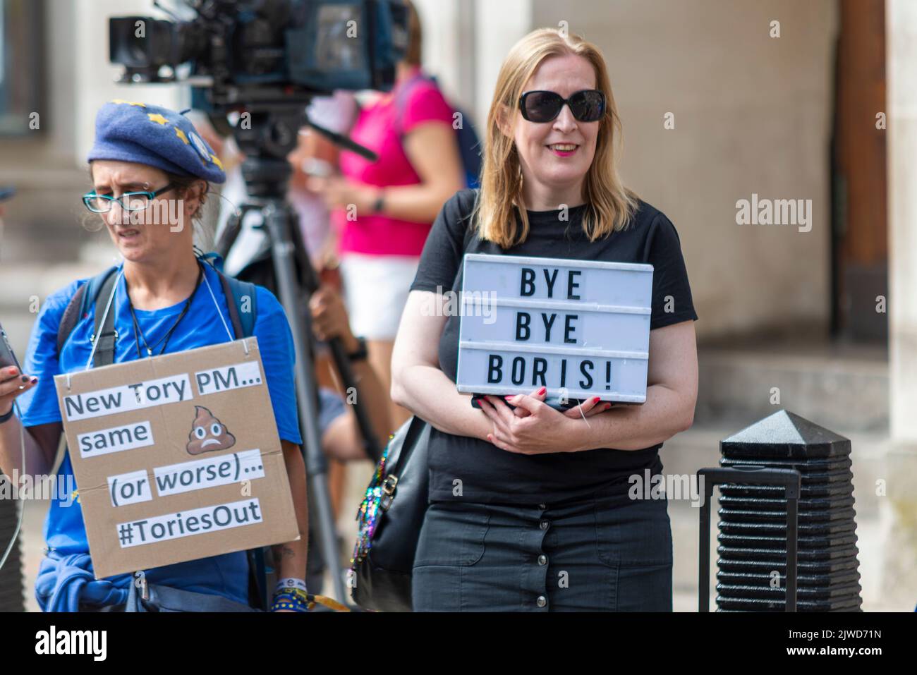 Queen Elizabeth II Centre, Westminster, London, Großbritannien. 5. September 2022. Konservative Parteimitglieder und Beamte kommen im Zentrum an, um sich auf die Ankündigung des neuen Parteiführers und damit des neuen Premierministers des Vereinigten Königreichs vorzubereiten. Der Gewinner ist entweder Liz Truss oder Rishi Sunak. Demonstranten versammelten sich draußen Stockfoto