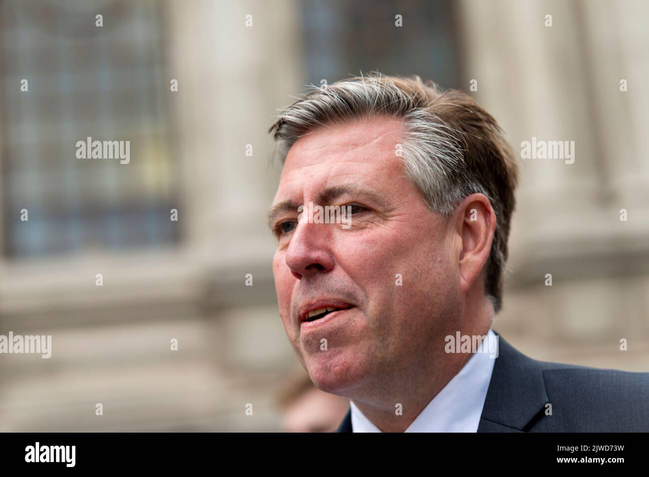 Queen Elizabeth II Centre, Westminster, London, Großbritannien. 5. September 2022. Konservative Parteimitglieder und Beamte kommen im Zentrum an, um sich auf die Ankündigung des neuen Parteiführers und damit des neuen Premierministers des Vereinigten Königreichs vorzubereiten. Der Gewinner ist entweder Liz Truss oder Rishi Sunak. Sir Graham Brady, MP bei Ankunft. Stockfoto