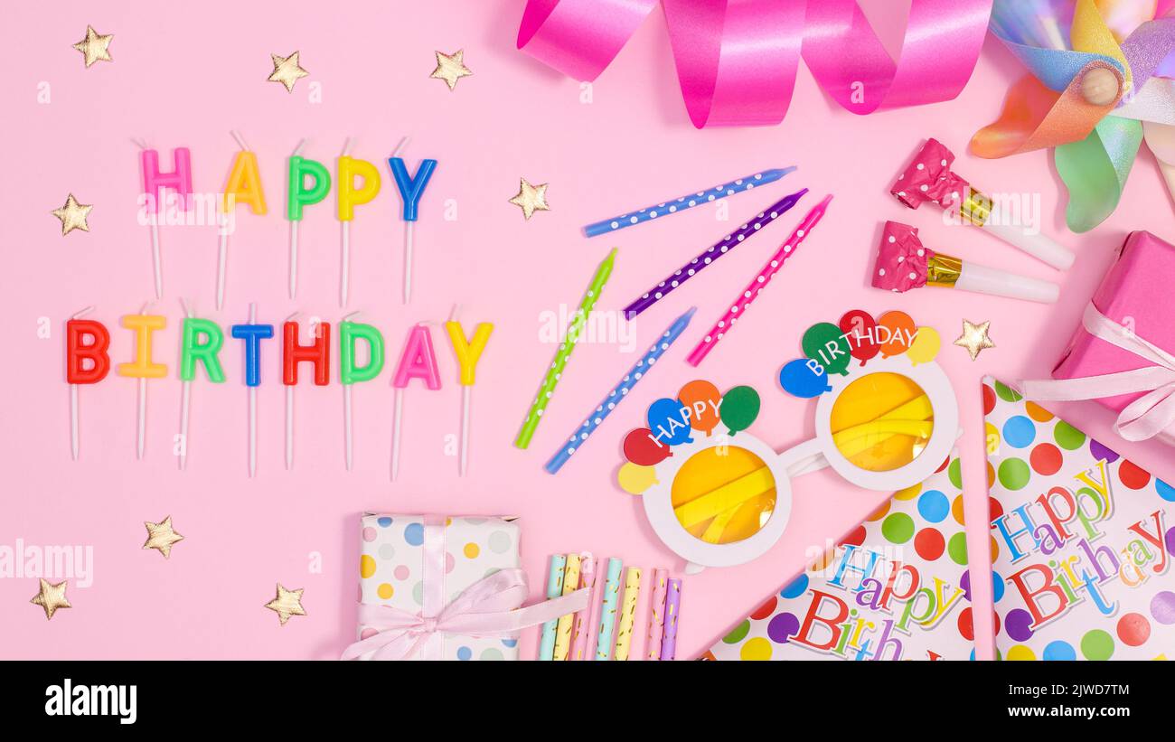 Geburtstagsfeier Hintergrund mit Party-Accessoires auf pastellrosa Thema. Flach liegend Stockfoto