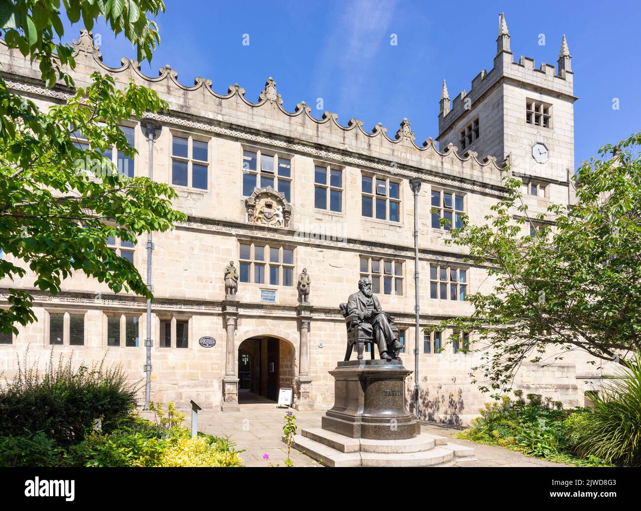 Statue von Charles Darwin Statue vor der Shrewsbury Library Shrewsbury Shropshire England GB Europa Stockfoto