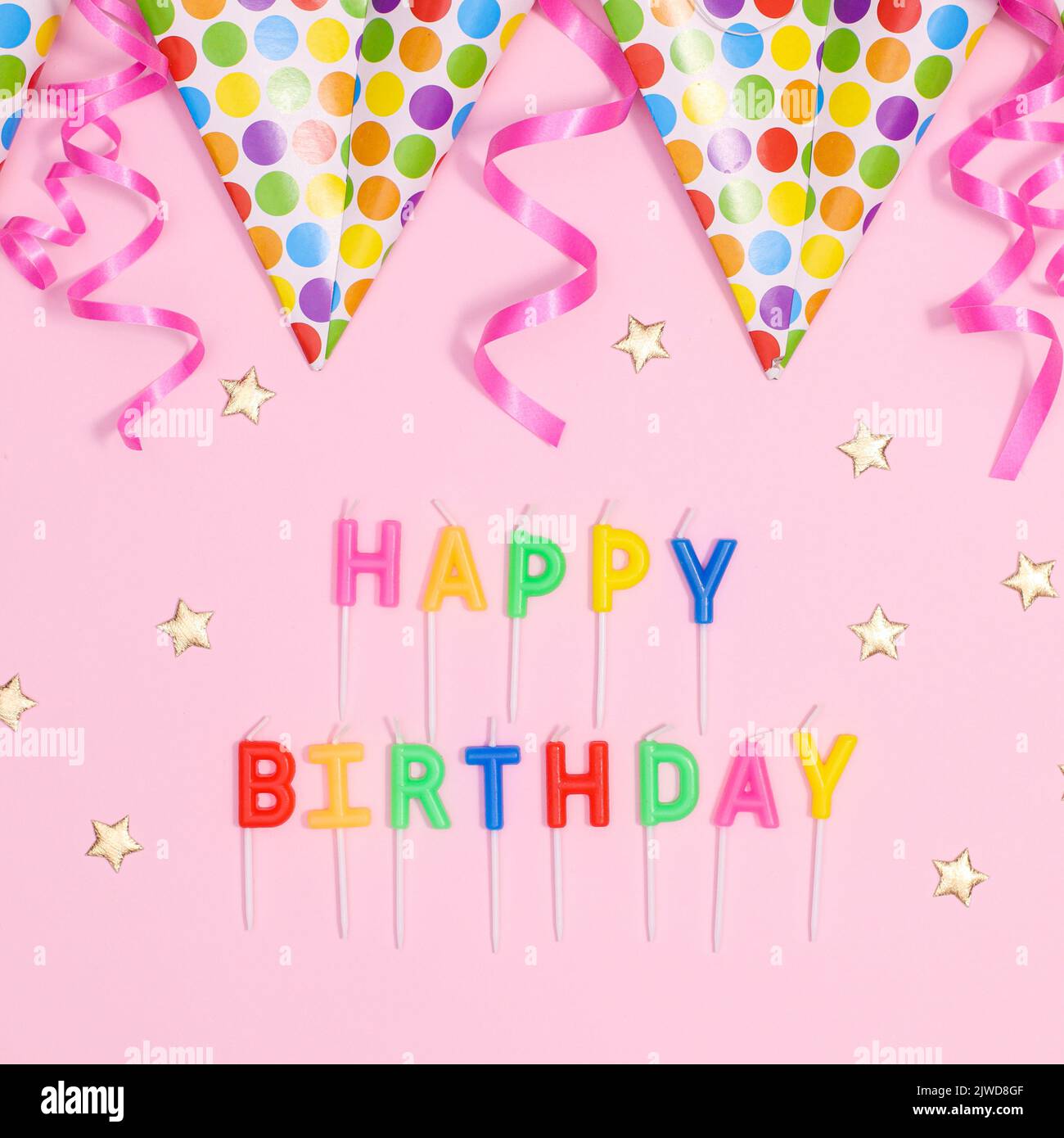 Geburtstagsfeier Dekorationen mit Happy Birthday Text auf pastellrosa Hintergrund. Flach liegend Stockfoto