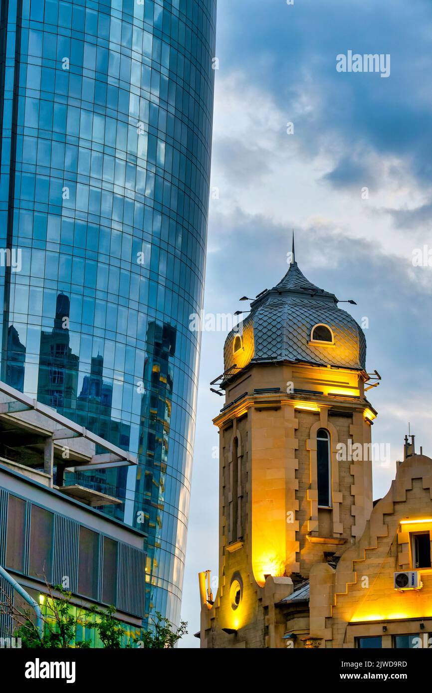Traditionelle und moderne Gebäude in der Neftchilar Avenue, Baku, Aserbaidschan Stockfoto