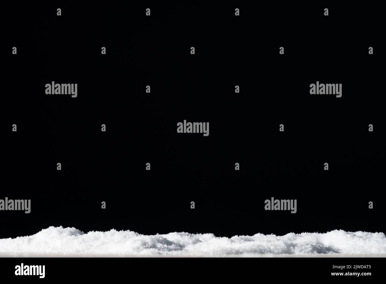 Winter Hintergrund weißen Schnee Haufen schwarzen Nachthimmel Stockfoto