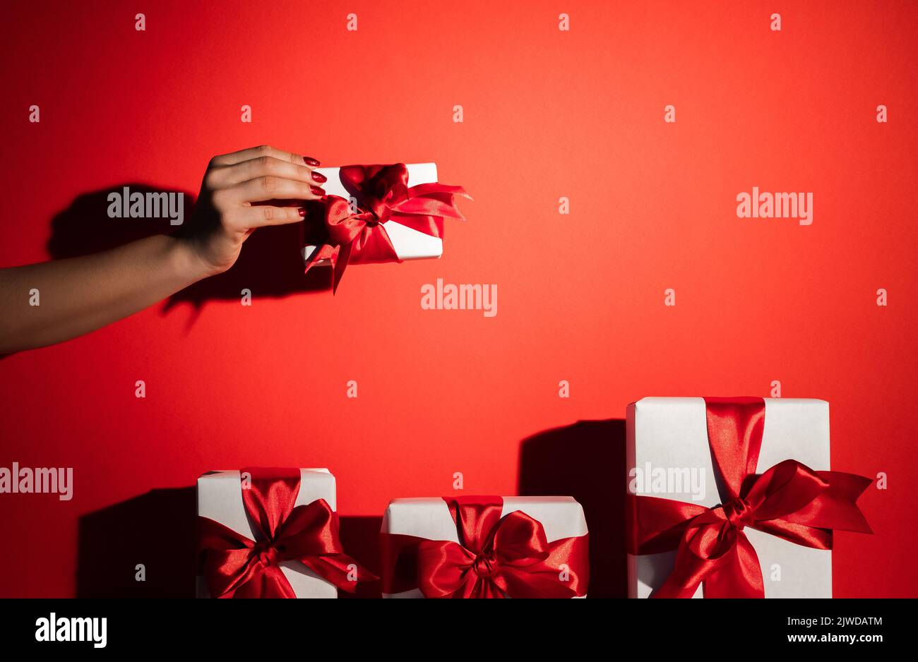 weihnachten Geschenk Urlaub Überraschung weibliche Hand rot Stockfoto