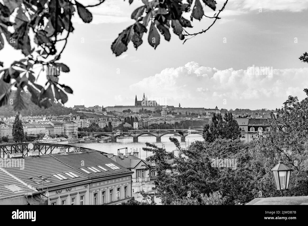 Prag. Stilvolles Schwarz-Weiß-Foto der Hauptstadt der Tschechischen Republik. Stockfoto